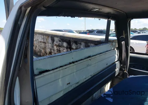 1999 Chevrolet C2500 z USA, uszkodzony, nr VIN 1GCGC24R8XR707587